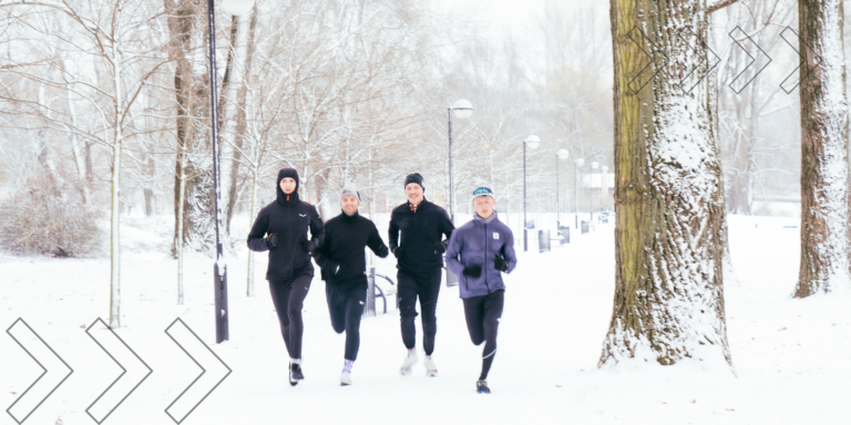 Biegacz na zaśnieżonej ścieżce podczas zimowego treningu